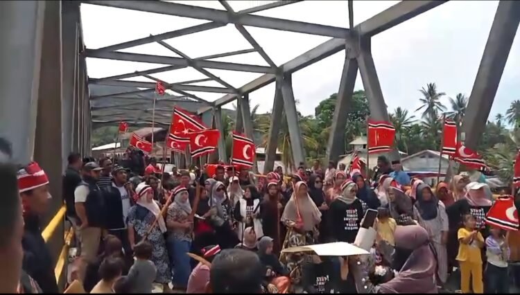 Aksi Tolak Tambang di Beutong Ateuh, Warga Kibarkan Bendera Bulan Bintang