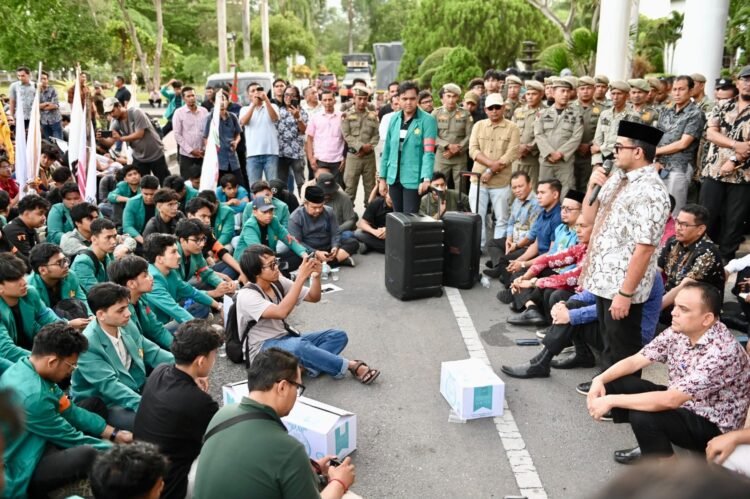 Terima Demo Mahasiswa USK, Plt Sekda Aceh: Kami Tidak Eksklusif, Komunikasi Terbuka Setiap Saat