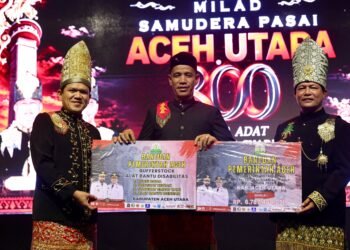 Wagub Aceh Dek Fadh Serahkan Bantuan Rp6,78 Miliar untuk Aceh Utara