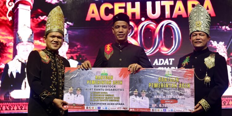 Wagub Aceh Dek Fadh Serahkan Bantuan Rp6,78 Miliar untuk Aceh Utara