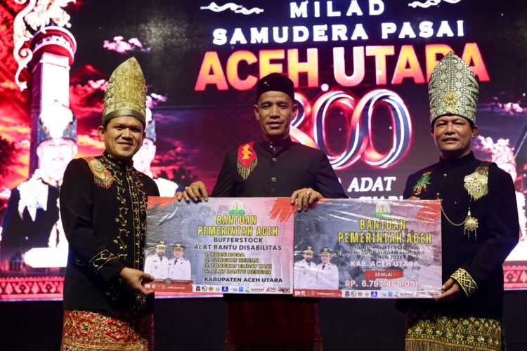 Wagub Aceh Dek Fadh Serahkan Bantuan Rp6,78 Miliar untuk Aceh Utara