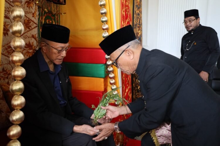 Wali Nanggroe Aceh Disambut Peusijuek Setelah Kembali dari Pengobatan di Malaysia