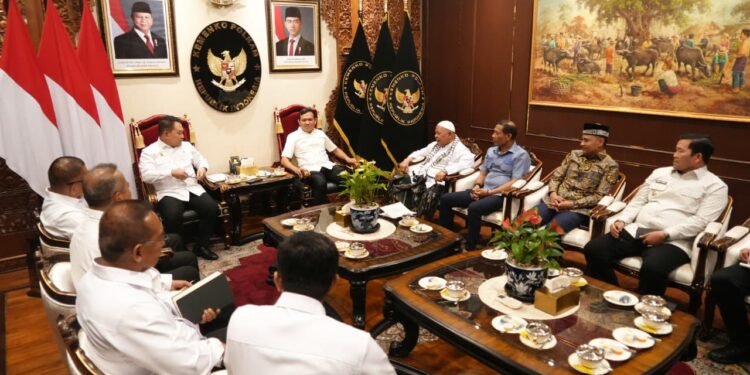 Dek Fadh Bersama Abu Paya Pasie dan Ketua DPRA, Temui Menko Polkam, Perkuat Sinergi untuk Aceh