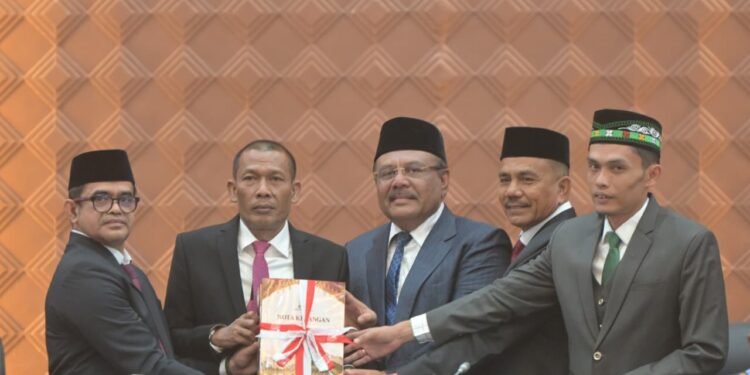 Pj Sekda Aceh Sampaikan Nota Keuangan dan Rancangan APBA 2027 dalam Rapat Paripurna DPRA